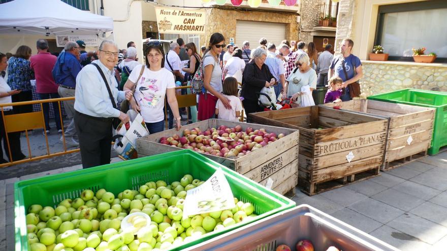 Les pomes de la fira es posen en grans palets a la plaça. | JORDI BLANCO