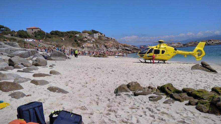 El helicóptero en la playa de Nosa Señora, con los bañistas al fondo