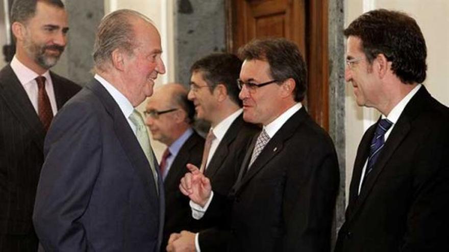 El Rey se detiene a saludar a Artur Mas en el Senado