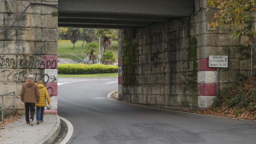 El paso actual en Ramón Puga, bajo el puente, obliga a los peatones a ir por la calzada. | Roi Cruz