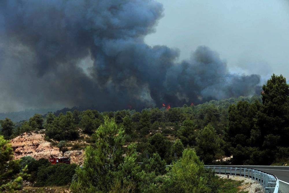 Sigue descontrolado el incendio de Tarragona ...