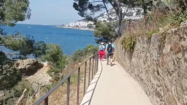 El camí de ronda de Roses estrena nou aspecte amb millores que celebren veïns i turistes