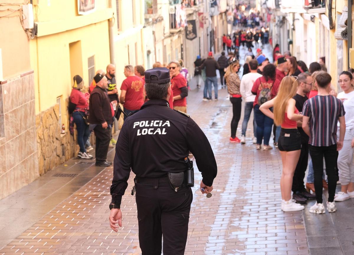 Un agente de Policía Local de Petrer, en Moros y Cristianos, en una imagen de archivo.