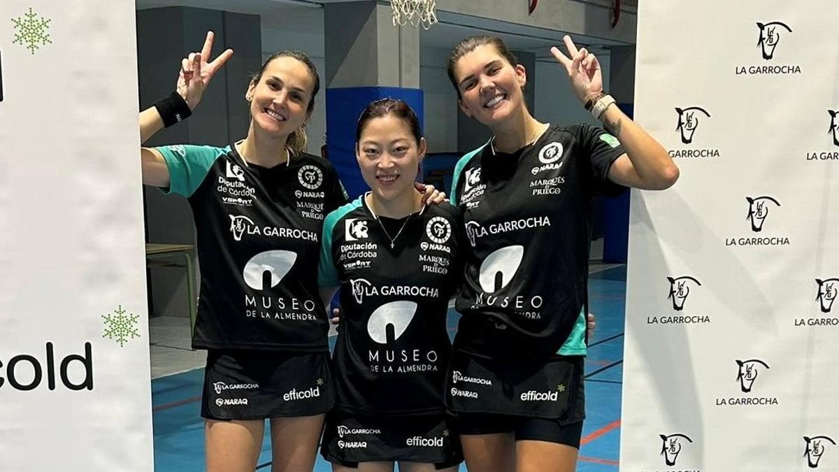 Las jugadoras del Museo de la Almendra celebran la victoria sobre el Universidad de Burgos.