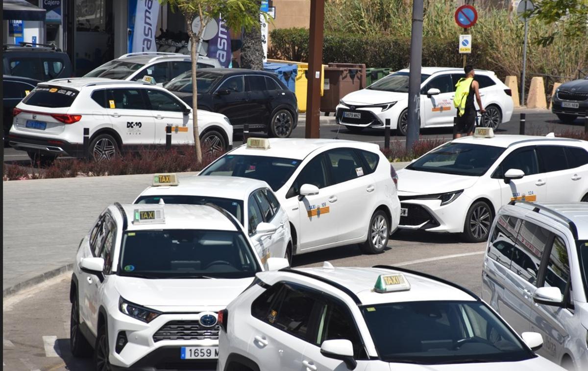 Taxis de Ibiza en la estación marítima de Formentera, el verano pasado.