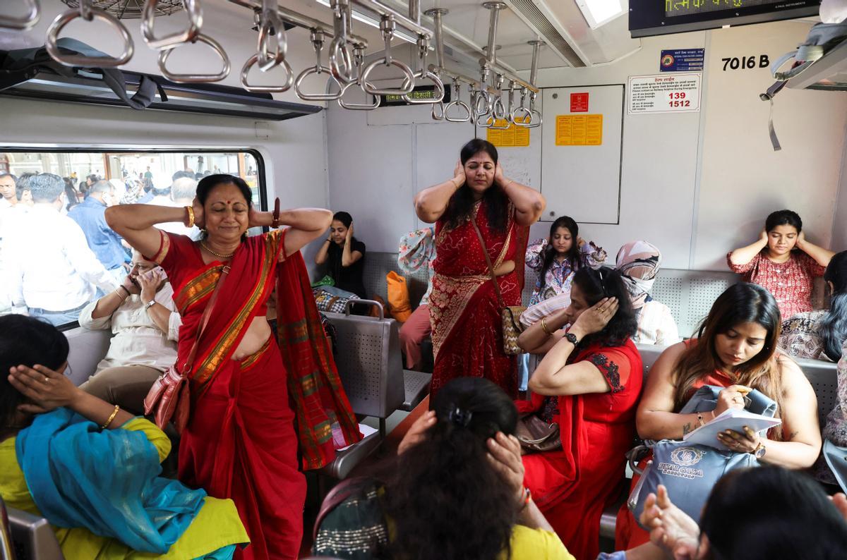 Yoga en el tren en India para celebrar el 8-M