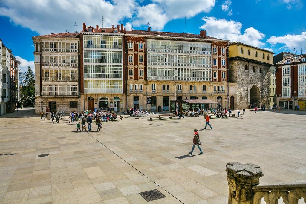 Plaza del Rey San Fernando, en Burgos, con sus característicos balcones acristalados.