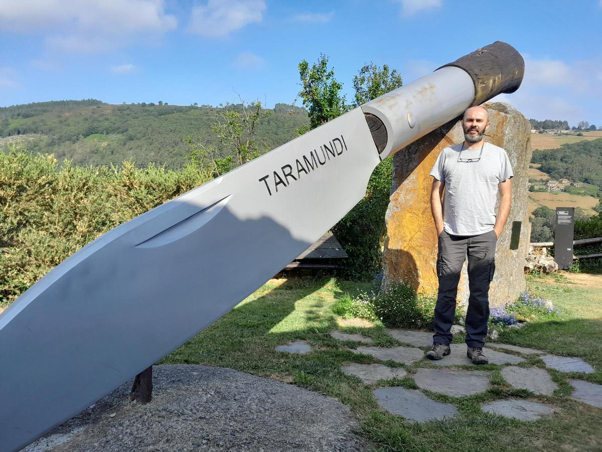 Juan Carlos Quintana junto a la navaja gigante del Museo de la Cuchillería.