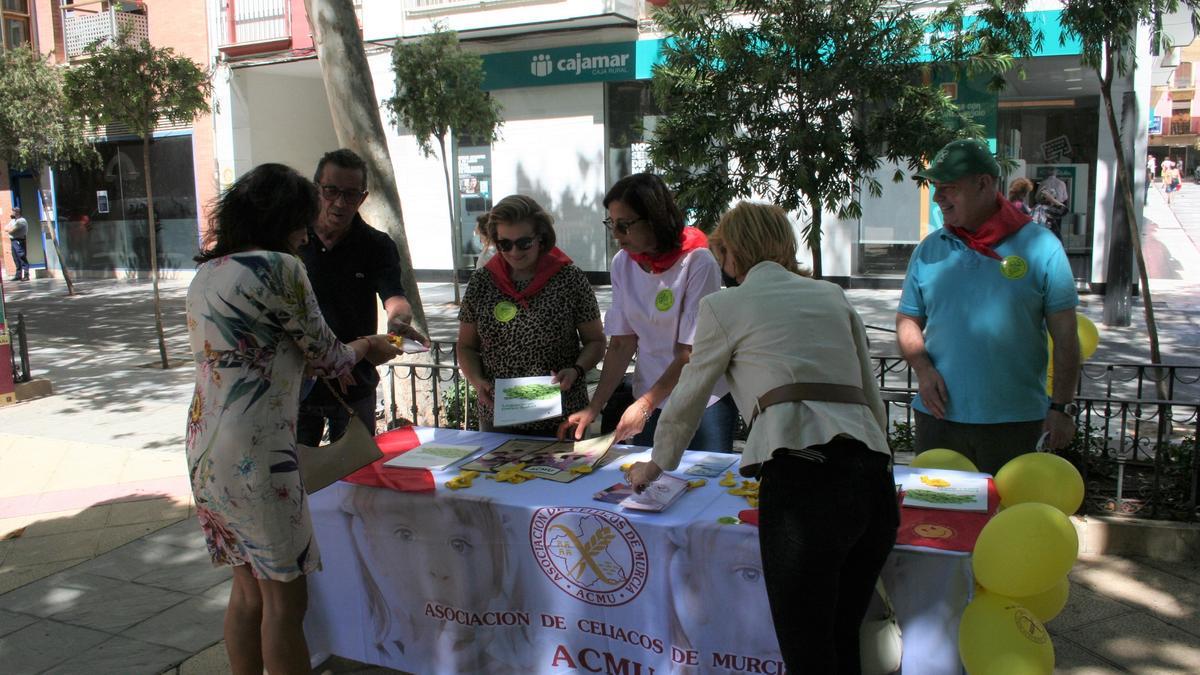 Mayte Martínez, Juan Bautista Guillén, María del Mar Sáenz, Belén Pérez y Rafael Meca, en la mesa informativa que los celiacos instalaban en Calderón de la Barca, este viernes.