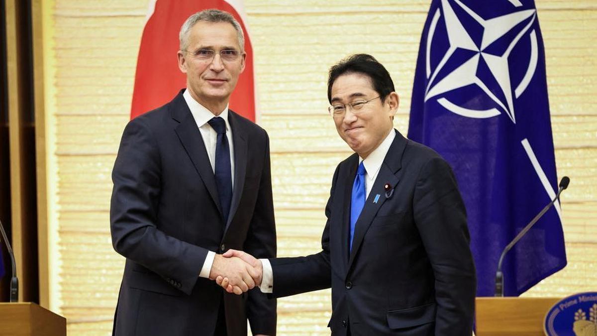 El secretario general de la OTAN, Jens Stoltenberg, y el primer ministro japonés, Fumio Kishida, durante un encuentro en Tokio el pasado 31 de enero.