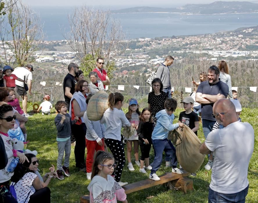 Numerosas familias participan en la Festa Miudiña en Monte dos Pozos, cita que realza el entretenimiento tradicional: sin cables ni teclas ni pantallas.