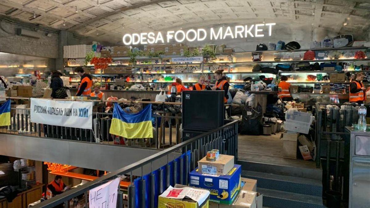 Voluntarios recopilan alimento en el mercado de la ciudad de Odesa, al sur de Ucrania.