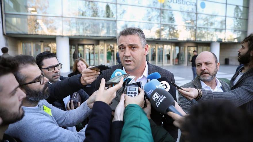 El exjugador del Levante Sergio Ballesteros atiende a los medios de comunicación en la puerta de la Ciudad de la Justicia, ayer.