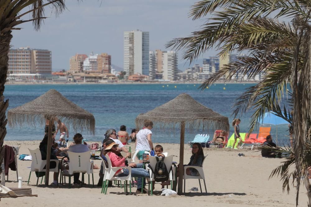 Turistas y locales disfrutan de un día de playa