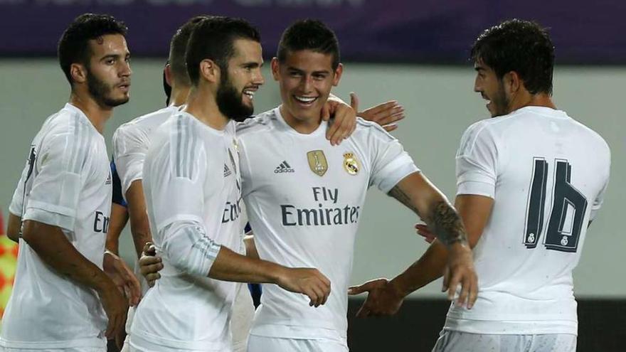 Los jugadores blancos celebran uno de sus goles en el amistoso contra el Inter.