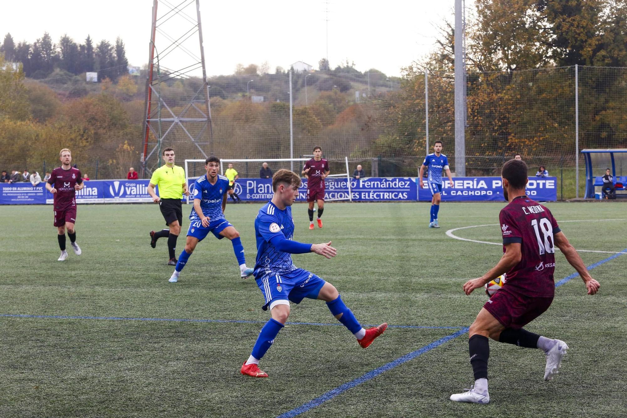 Las imágenes de la victoria del Avilés en el campo del Covadonga: segunda consecutiva de los blanquiazules