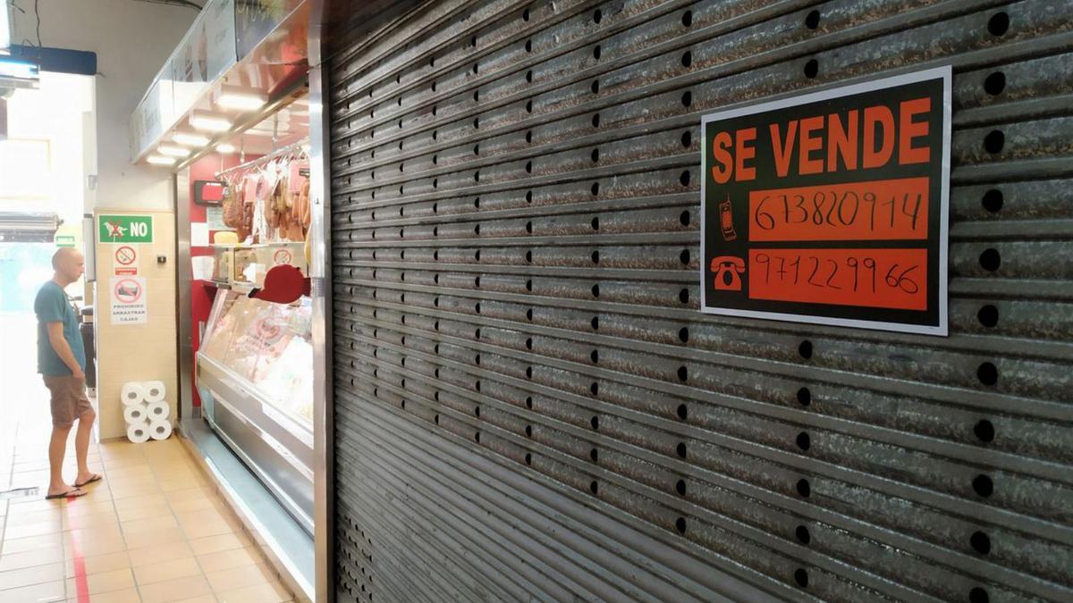 „Se vende“: Im Mercat de Pere Garau stehen bereits etliche Stände zum Verkauf.