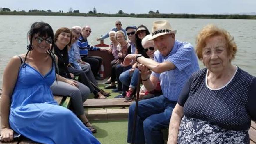 Los mayores disfrutaron de una excursión en barca.