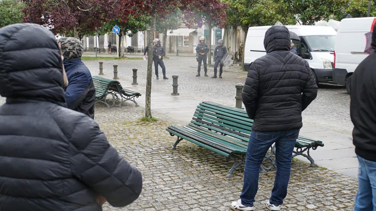 Decenas de manifestantes protesta ante la comisaria de la Policía Nacional