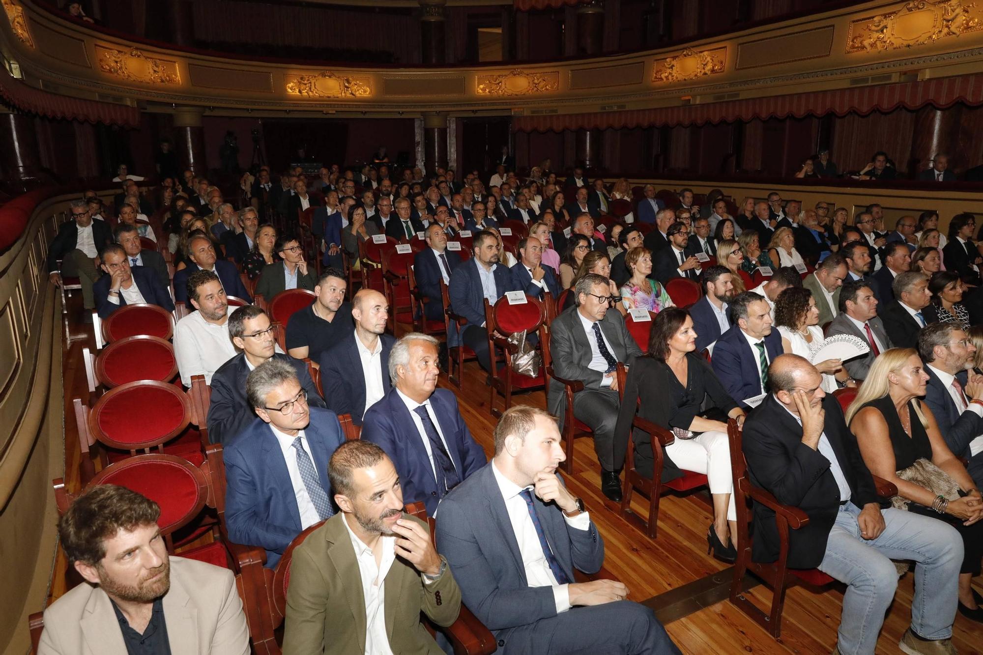 Entrega del premio "Familia Empresaria" a la familia Cosmen Menéndez-Castañedo