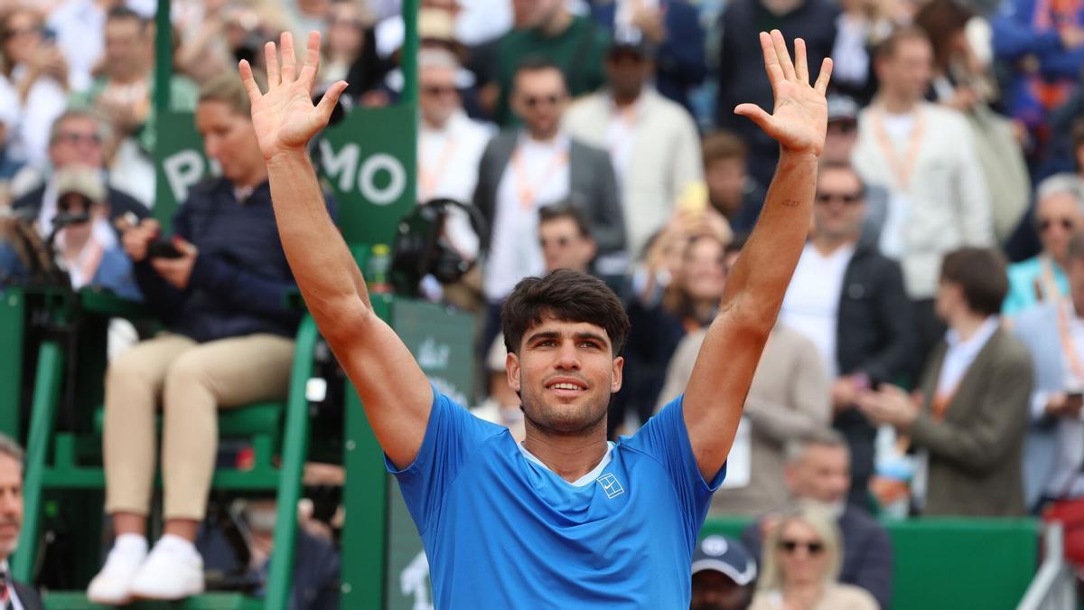 Alcaraz baja al barro para sacar billete a cuartos en Montecarlo