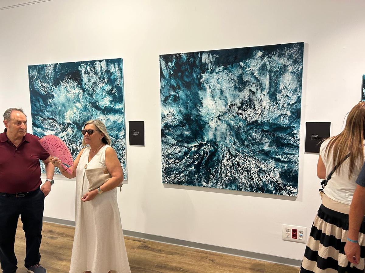 EN IMÁGENES: Inauguración en Villaviciosa de la muestra "La poesía y el mar" de Guillermo Simón
