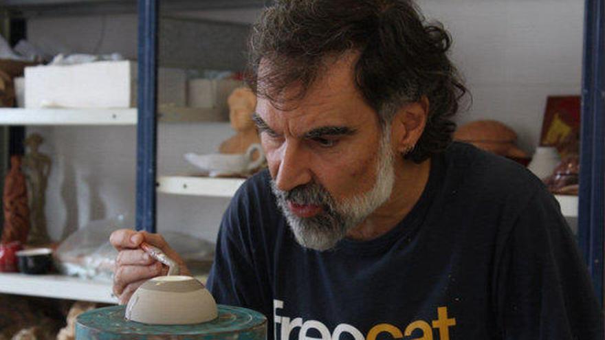 El líder d&#039;Òmnium, Jordi Cuixart, pintant una peça de ceràmica.