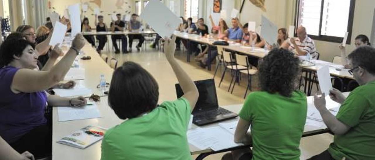 La asamblea se celebró en el CEIP Regina Violant.