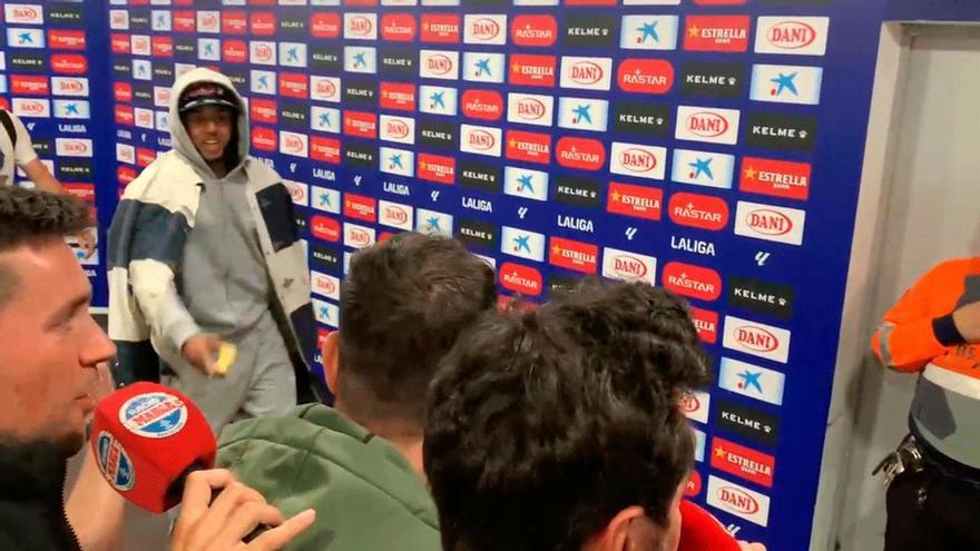 Koundé interrumpe las declaraciones de Dani Olmo con la música a todo trapo