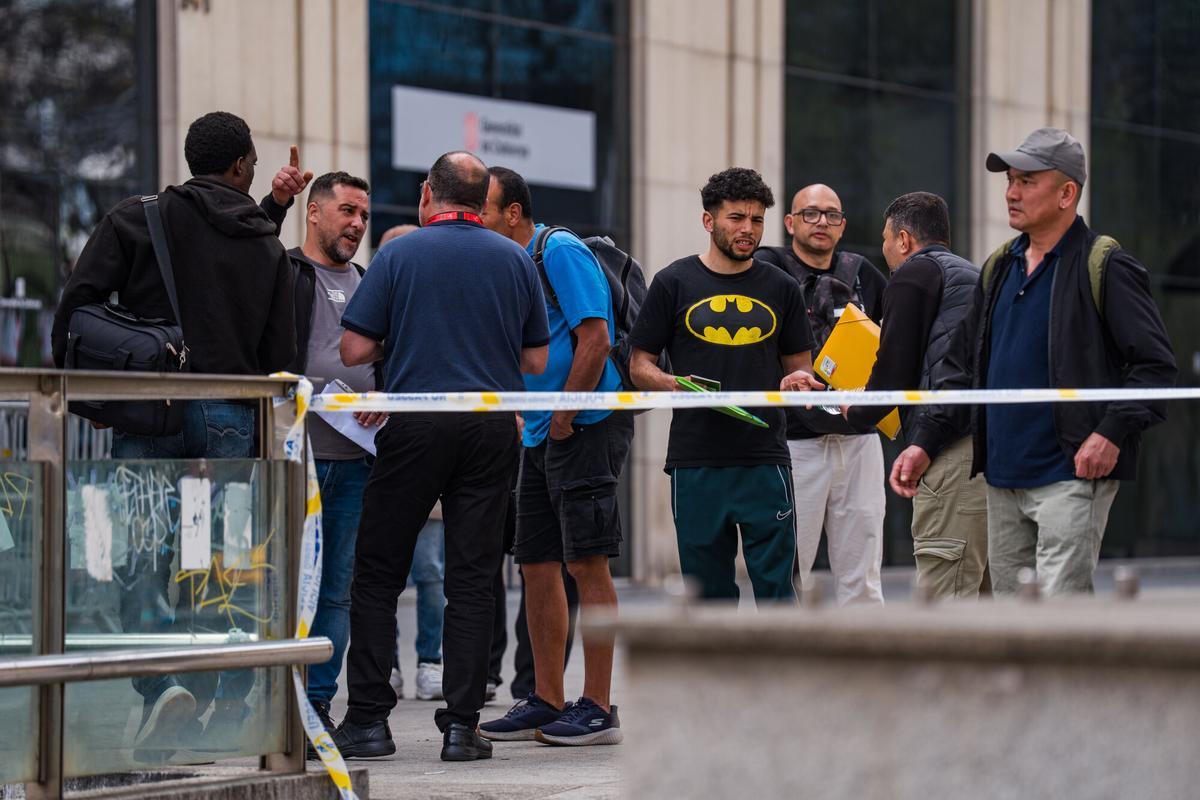 Caos y una larga cola de personas que esperan regularizar su situación en España en la Oficina de Benestar Social i Família de Barcelona-Sants/Eixample.