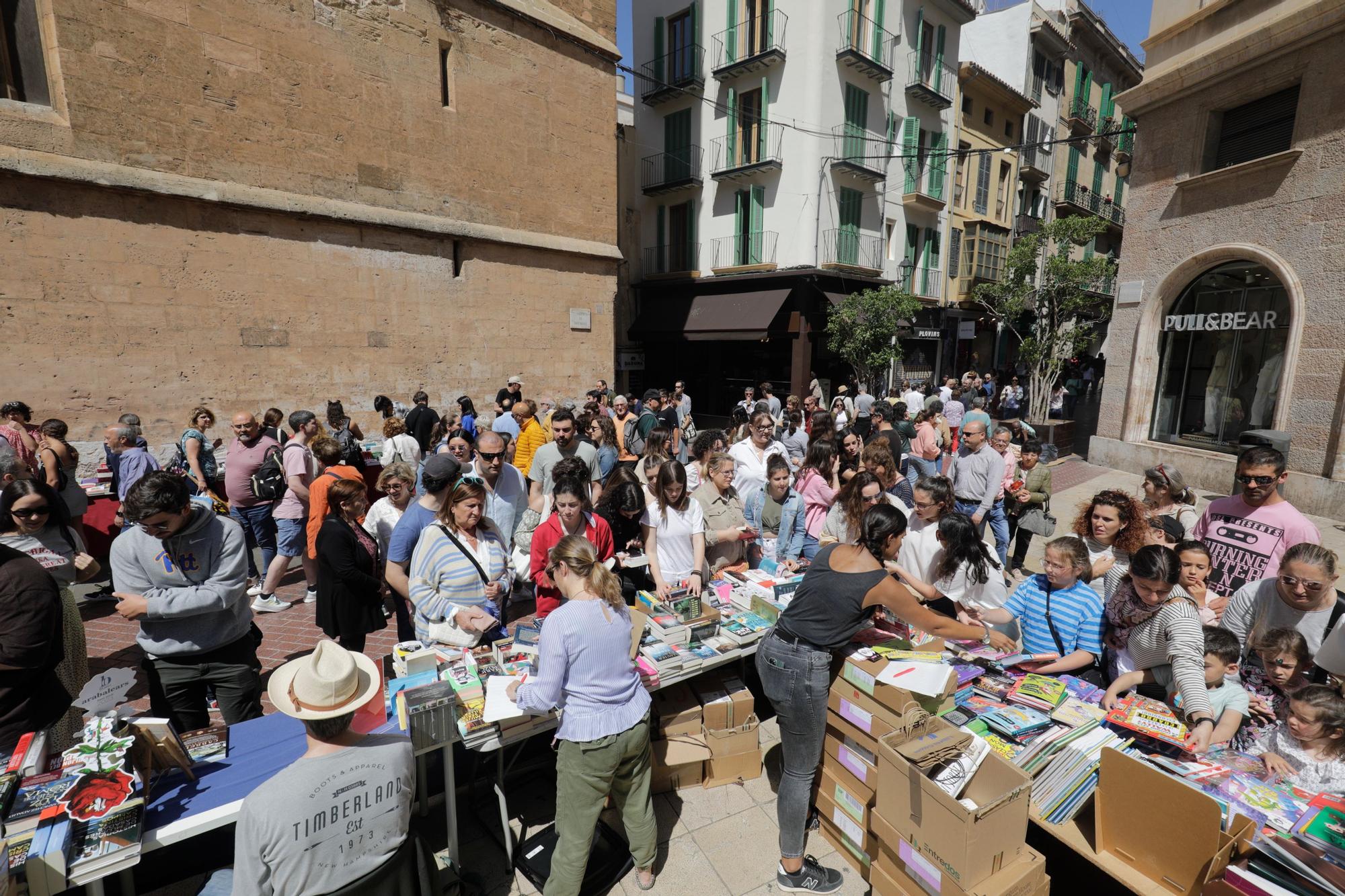 Día del Libro en Mallorca: Los lectores abarrotan el centro de Palma