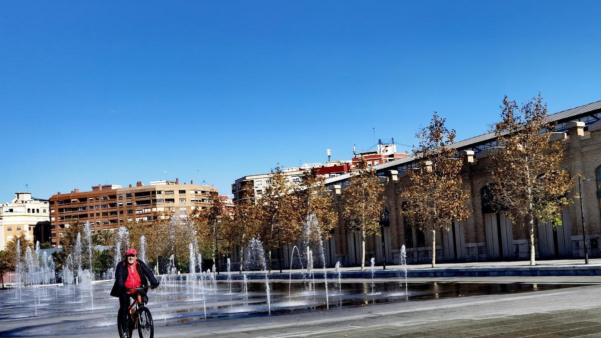 Un ciclista pedalea por uno de los espacios del Parque Central de Valencia.