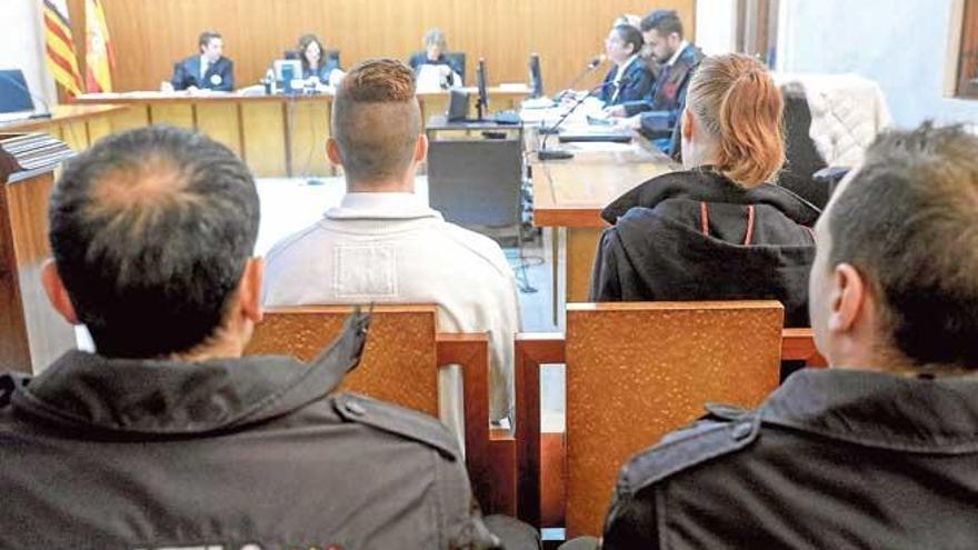 Los dos procesados, de 22 años y nacionalidad letona, durante el juicio en la Audiencia de Palma.