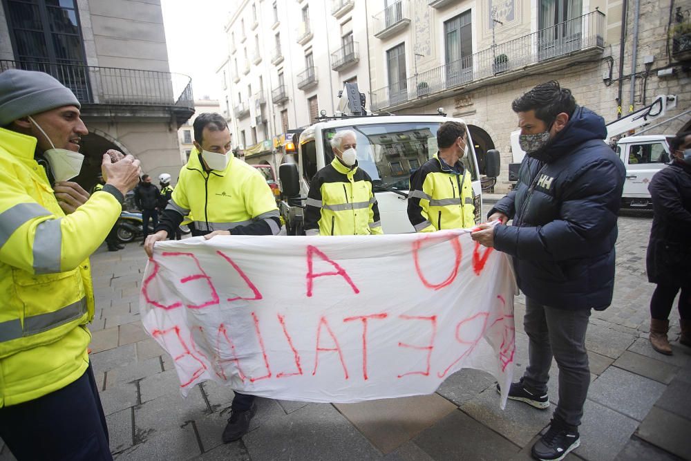 Protesta de la brigada d'enllumenat de Girona