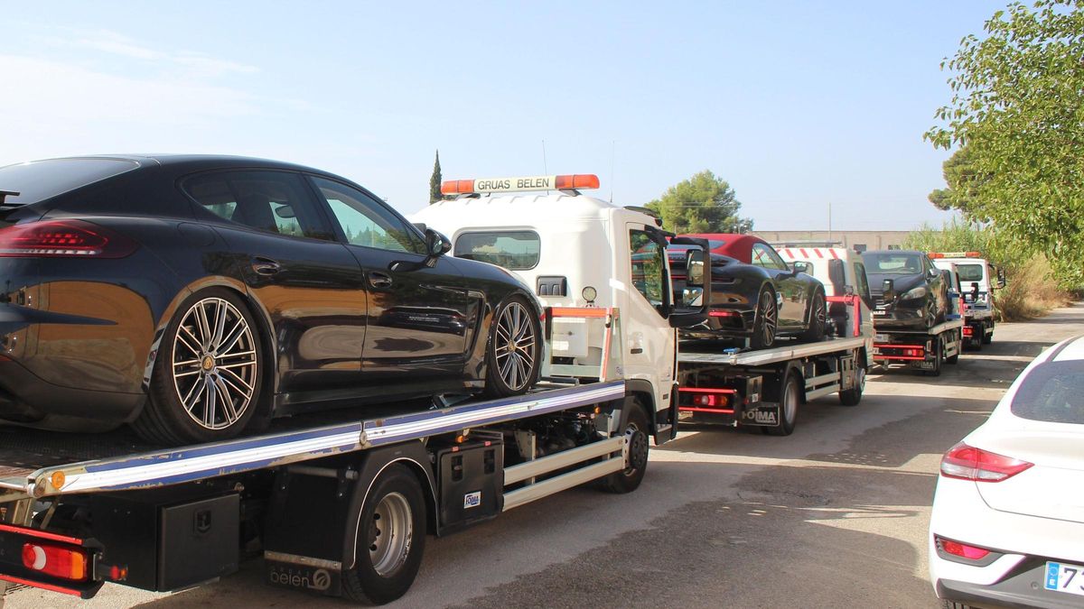 Coches robados listos para ser sacados de España, aunque la Policía pilló a los delincuentes.