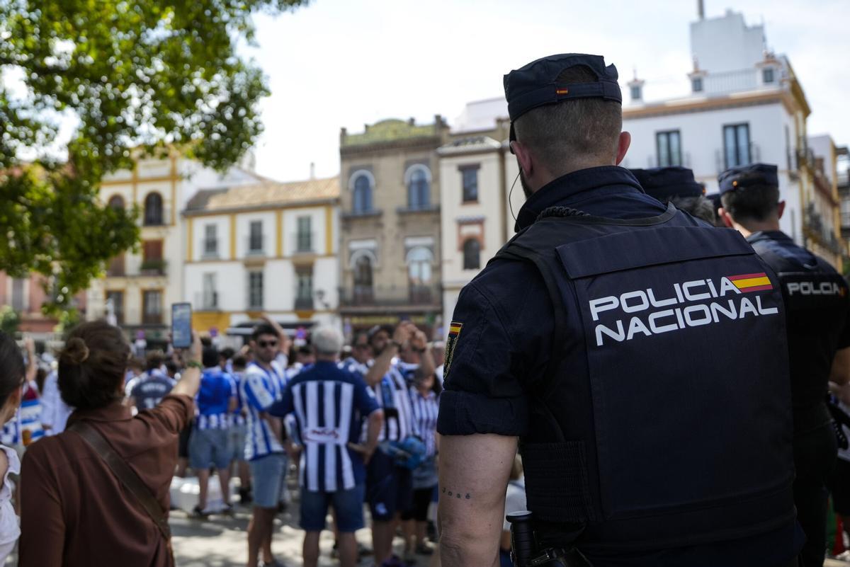 Policía Nacional controlando la presencia de aficionados de la Real Sociedad.