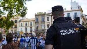Policía Nacional controlando a los hinchas de la Real en Sevilla.