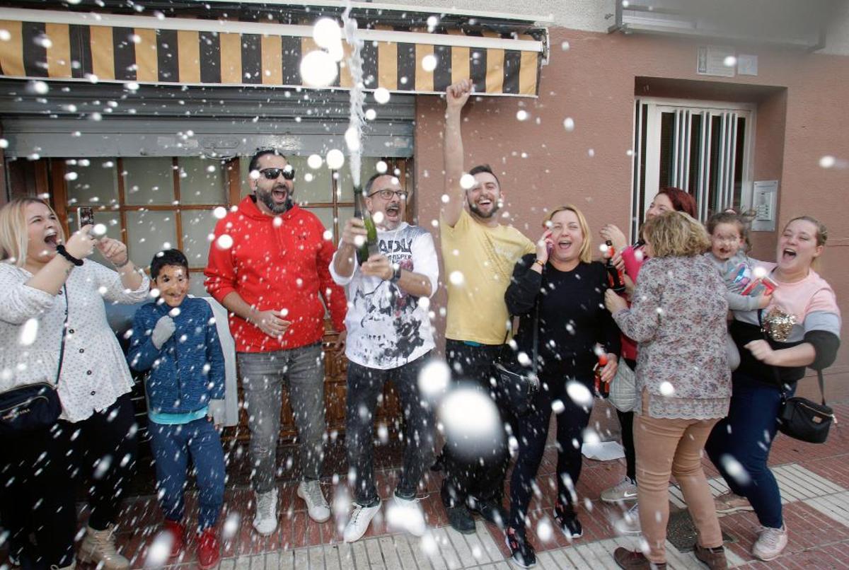 arios clientes del restaurante Pepe, de San Vicente del Raspeig (Alicante) celebran con cava el 26590, el Gordo.