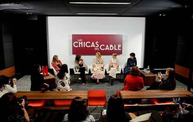 Charo Izquierdo, Directora General del Área de Revistas de Prensa Ibérica, junto a 'Las chicas del cable' Blanca Suárez, Ana Fernández y Nadia De Santiago, y Teresa Fernández-Valdés, productora ejecutiva de Bambú Producciones.