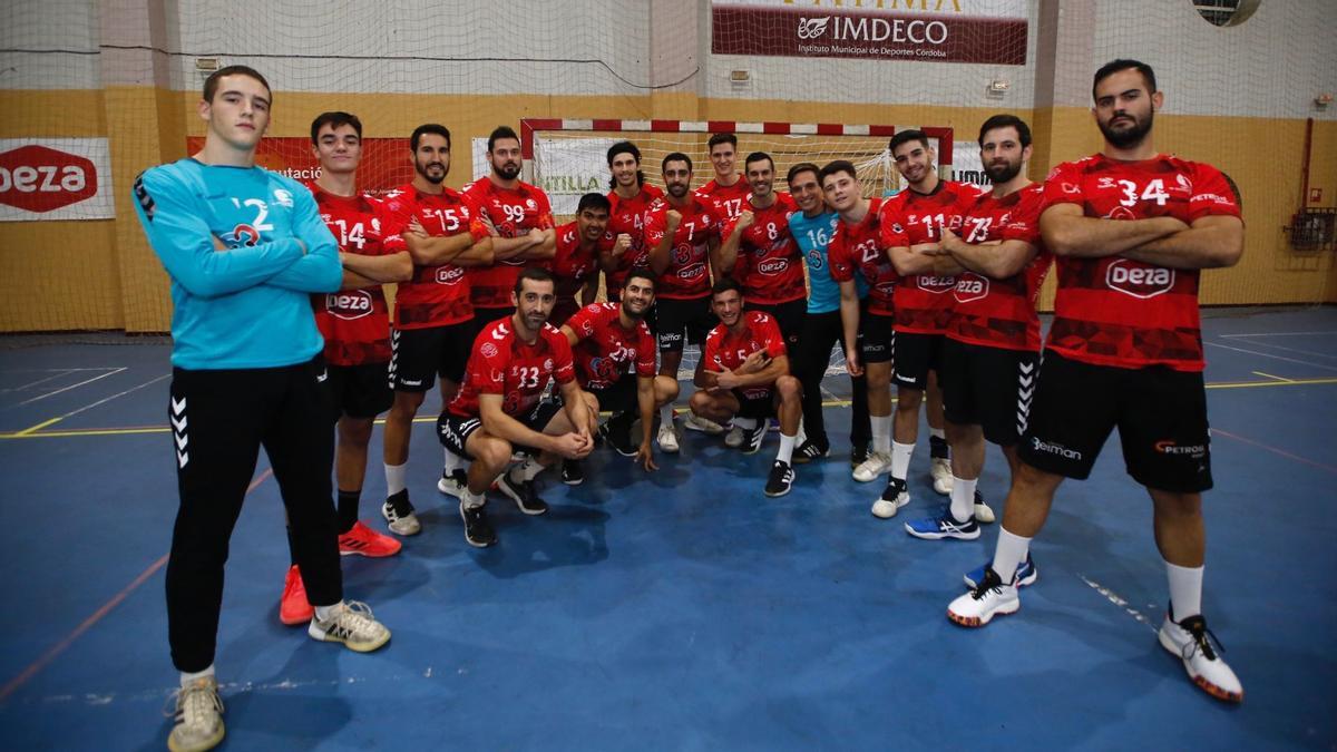 El Cajasur Córdoba BM posa en la sesión de entrenamiento del jueves en el pabellón de Fátima.