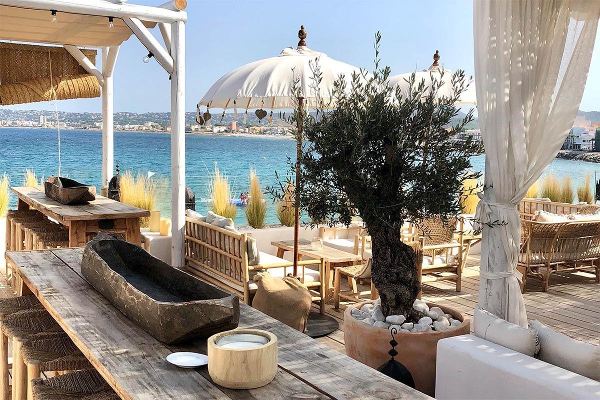 El restaurante con terraza y chiringuito The Beach House en Javea, Alicante