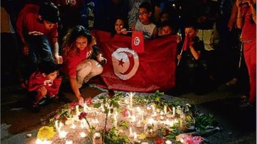 Homenatge a les víctimes de l&#039;atemptat de divendres a Susa, Tunísia.