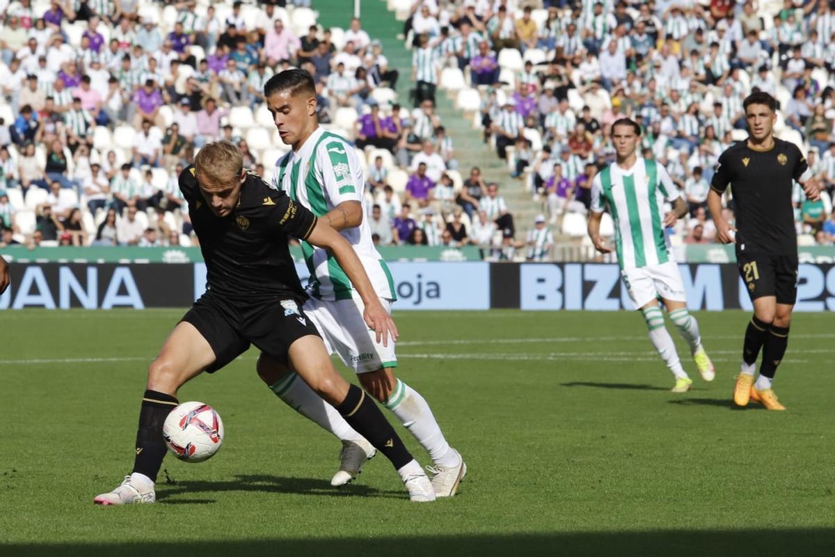 Kuki Zalazar pelea un balón con el blanquinegro Van den Belt, este domingo, en El Arcángel.