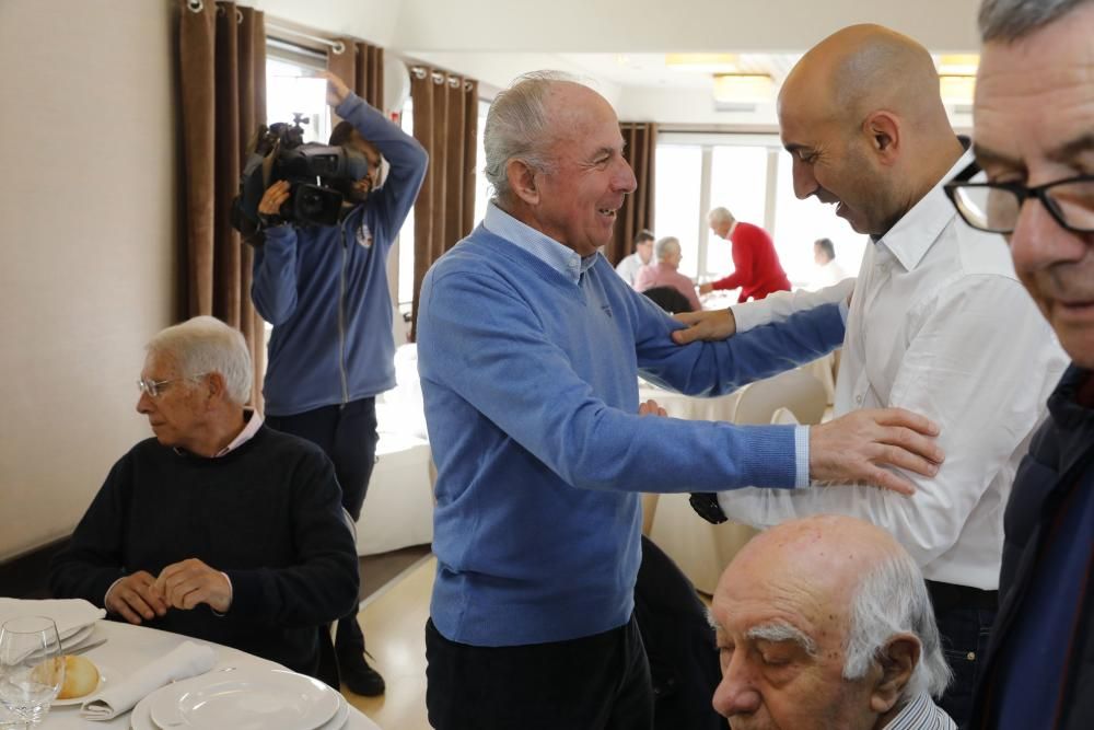 Eloy Olaya recibe la insignia de oro de la Asociación de Veteranos del Sporting