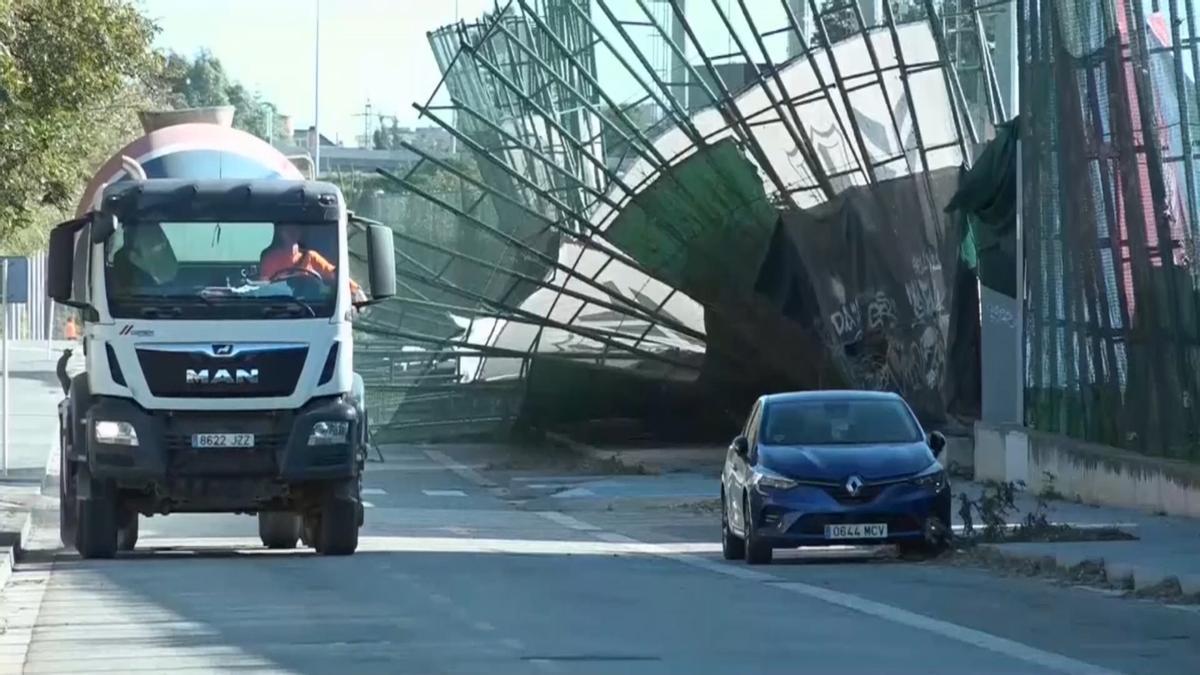 El temporal de viento provoca daños en la valla de la Ciudad Deportiva del FC Barcelona