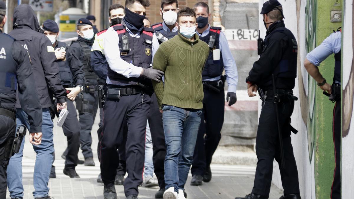 Un detenido en los disturbios del sábado en Barcelona, este lunes, durante el registro a una nave okupada de Mataró.