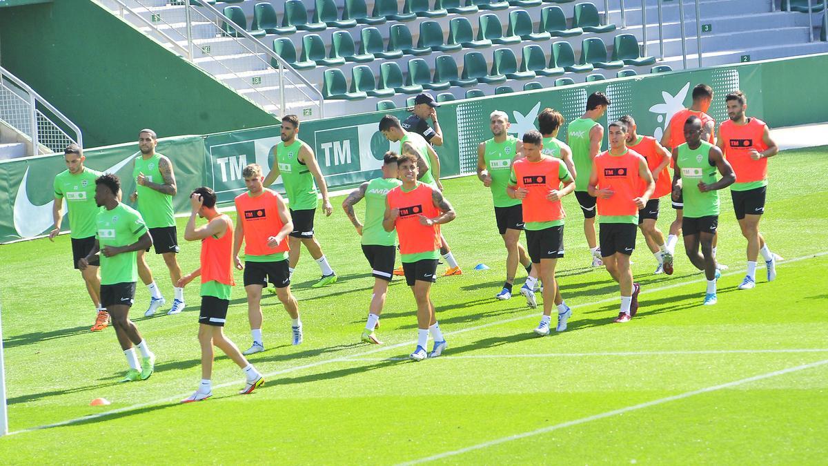 Los jugadores del Elche, durante uno de los últimos entrenamientos de la temporada pasada