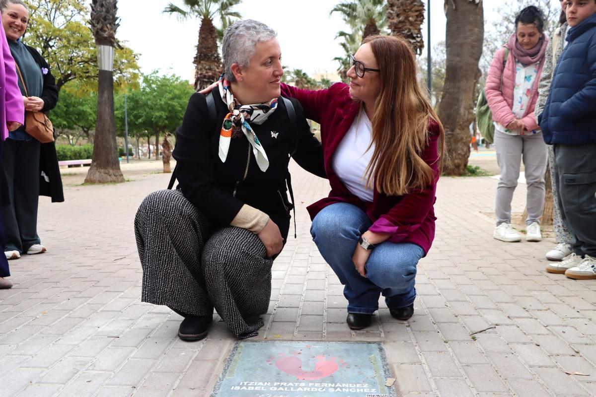 Las dos galardonadas en el paseo Violeta.