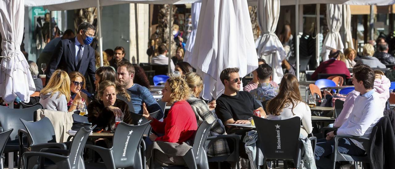 Terrazas de bares en la zona de la Explanada de Alicante, sector que viene tirando del empleo desde el final de las restricciones. | HÉCTOR FUENTES