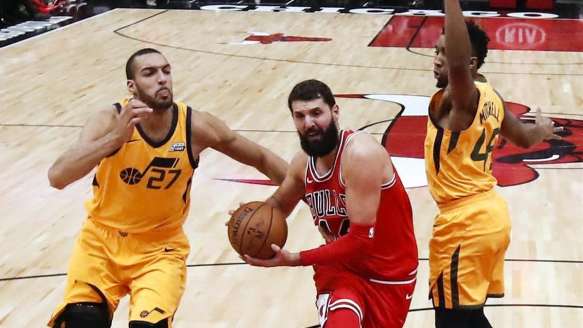 Mirotic intenta un lanzamiento ante Gobert y Mitchell